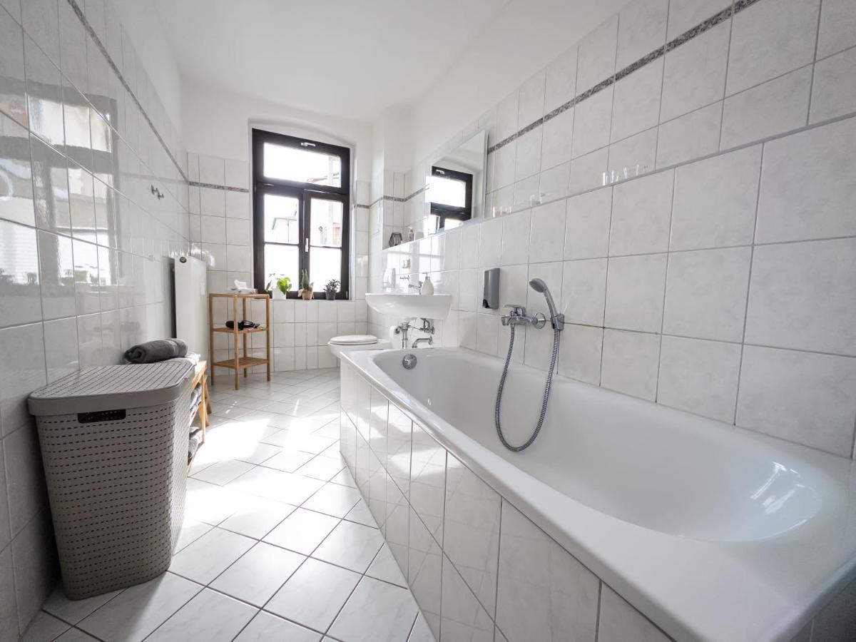 Moderne 3Zimmer Wohnung Mit Netflix Und Balkon لبسيا المظهر الخارجي الصورة