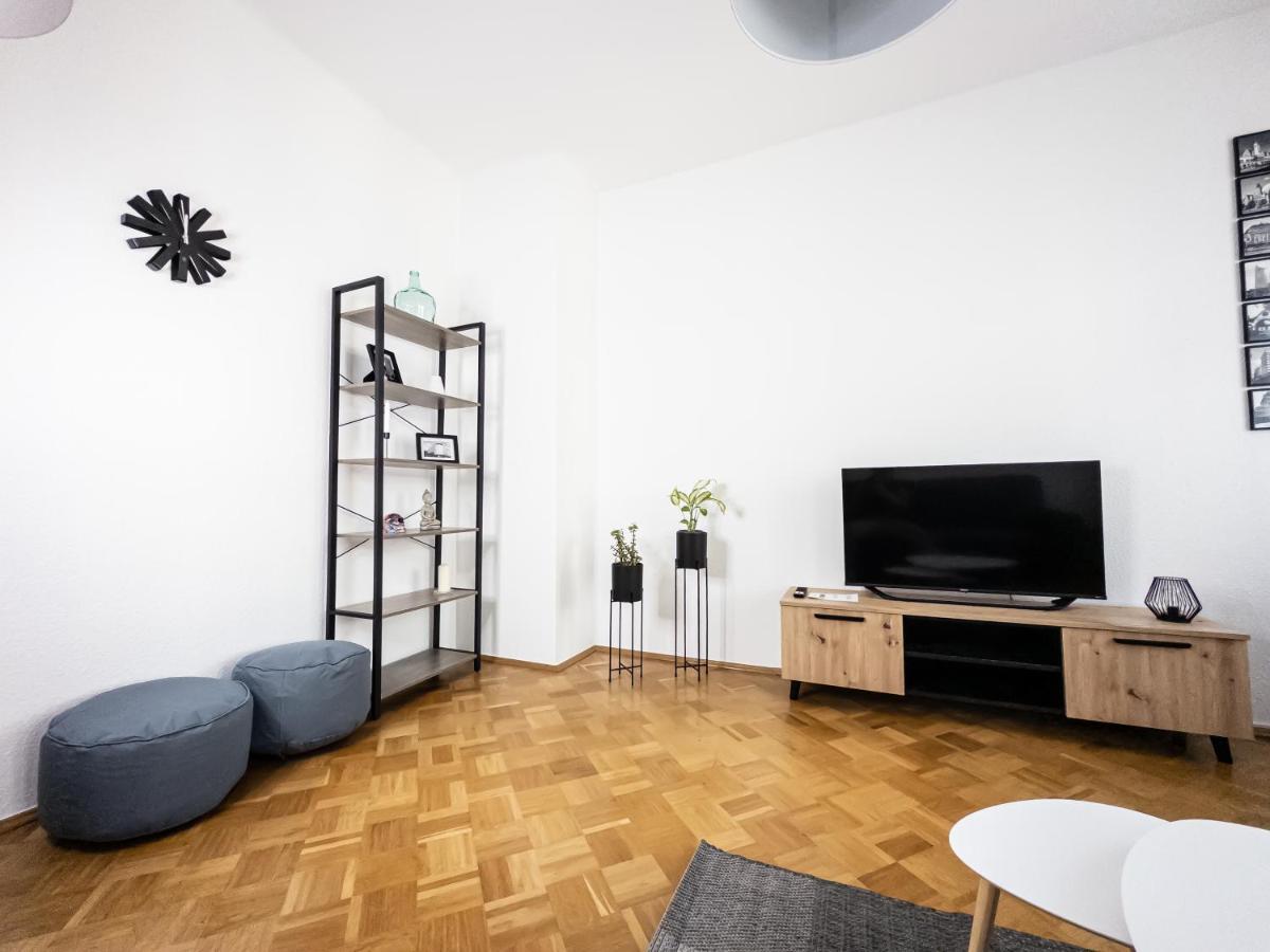Moderne 3Zimmer Wohnung Mit Netflix Und Balkon لبسيا المظهر الخارجي الصورة