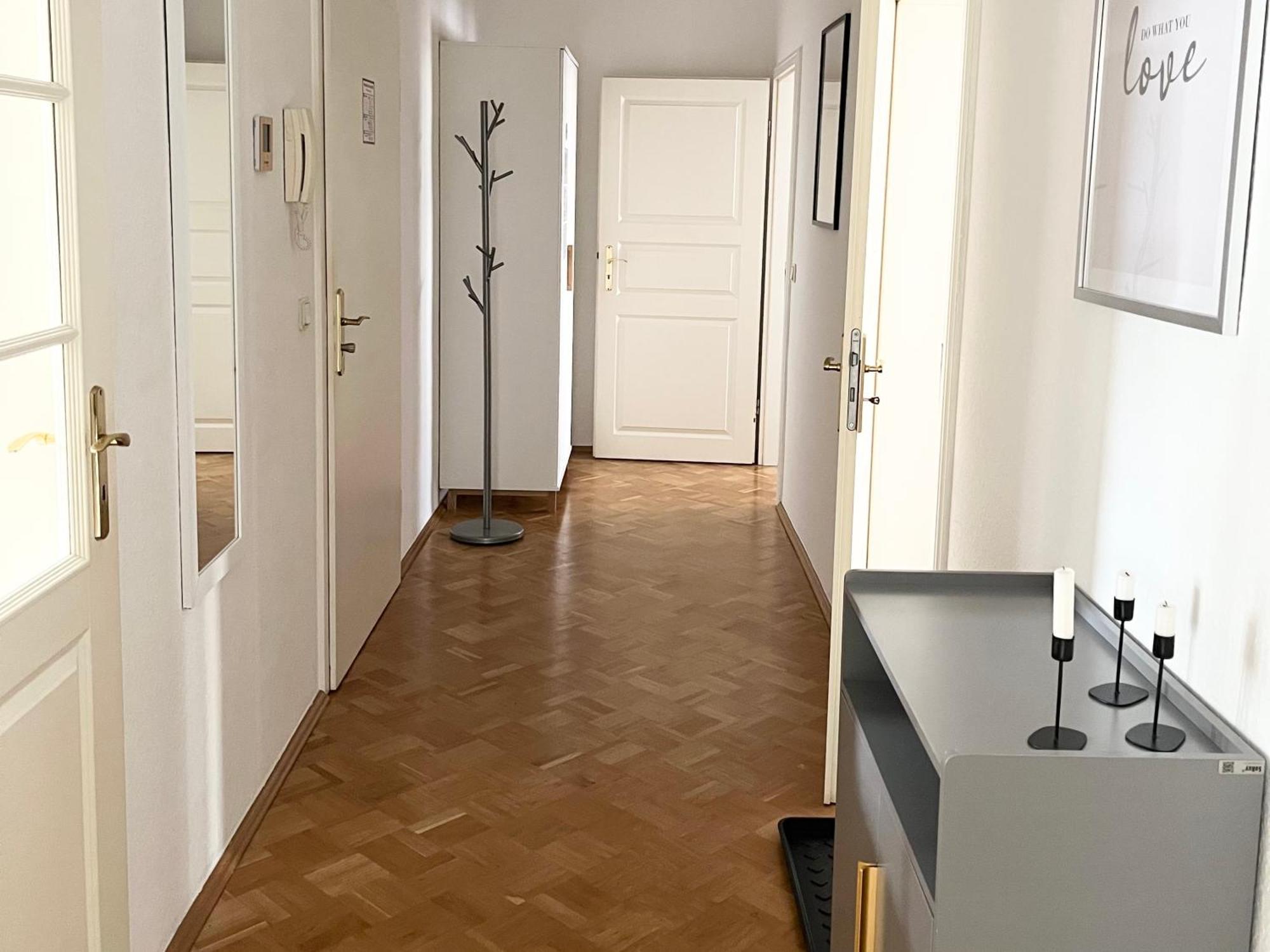 Moderne 3Zimmer Wohnung Mit Netflix Und Balkon لبسيا المظهر الخارجي الصورة