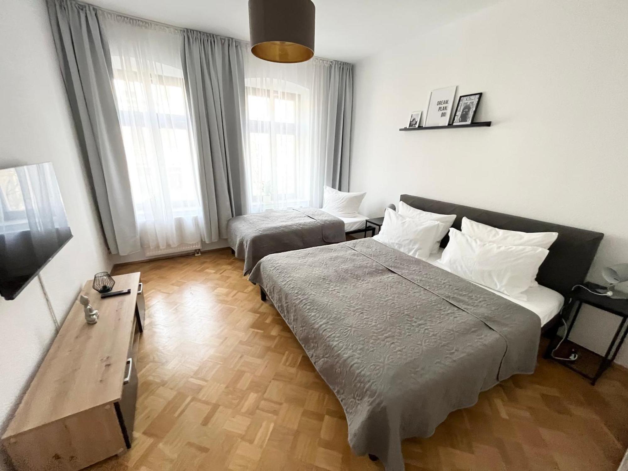 Moderne 3Zimmer Wohnung Mit Netflix Und Balkon لبسيا المظهر الخارجي الصورة